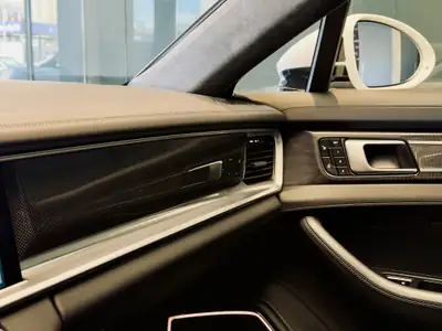 Porsche Panamera Turbo Sport Turismo — Berline de luxe 549 ch, traction intégrale — Miniatura 21