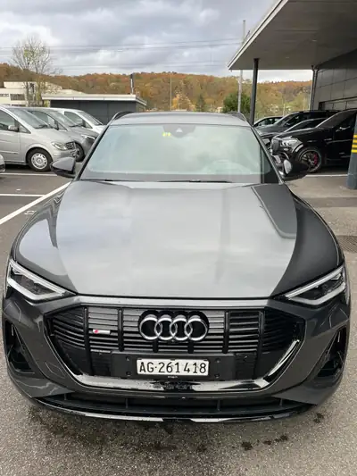 Audi e-tron 55 Advanced Black Edition — SUV électrique performant, 46'000 km seulement — exterior view