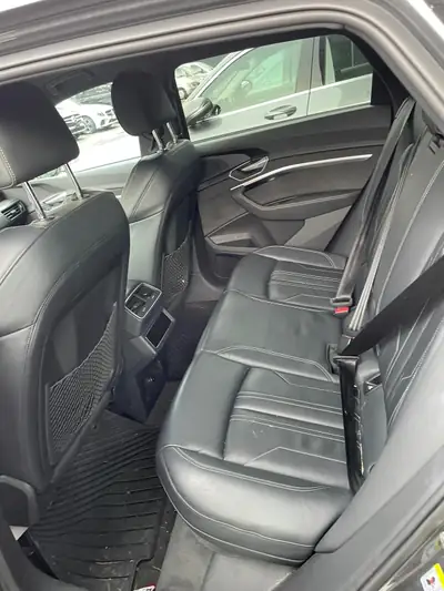 Audi e-tron 55 Advanced Black Edition — SUV électrique performant, 46'000 km seulement — detail