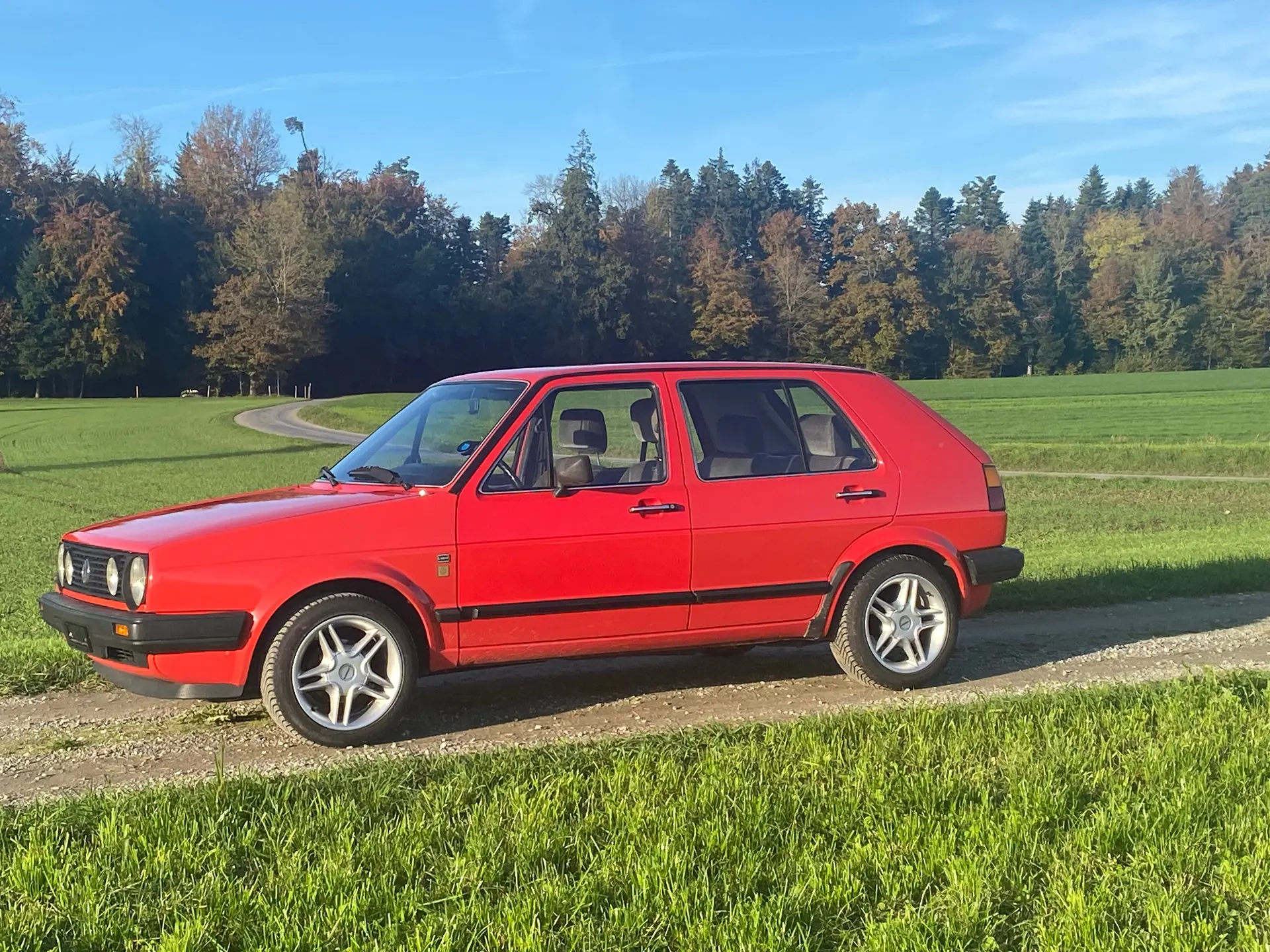 VW Golf 1800 Carat Automatique — Véhicule de collection vérifiée, prêt pour la route — vue extérieure