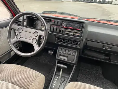 VW Golf 1800 Carat Automatique — Véhicule de collection vérifiée, prêt pour la route — Miniature 14