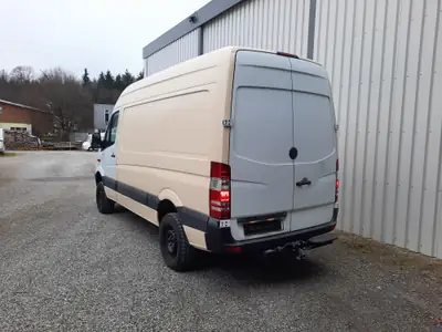 Mercedes-Benz Sprinter 316 CDI 4x4 — Utilitaire robuste, transmission automatique, 195'000 km — côté
