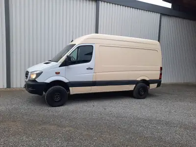 Mercedes-Benz Sprinter 316 CDI 4x4 — Utilitaire robuste, transmission automatique, 195'000 km — intérieur