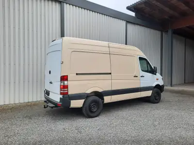 Mercedes-Benz Sprinter 316 CDI 4x4 — Utilitaire robuste, transmission automatique, 195'000 km — Miniature 9