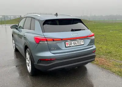 Audi Q4 e-tron 40 — SUV électrique performant, 30 000 km seulement — fianco
