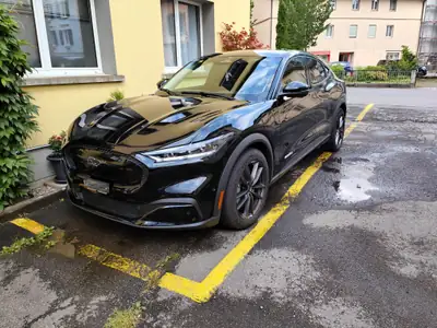 Ford Mustang Mach-E Premium RWD 99 kWh — SUV électrique performant, 43'000 km seulement — vue extérieure
