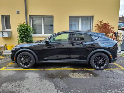 Ford Mustang Mach-E Premium RWD 99 kWh — SUV électrique performant, 43'000 km seulement — tableau de bord