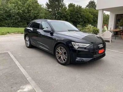 Audi e-tron 55 Advanced quattro — SUV électrique premium, 360 ch et équipement S-Line — fianco