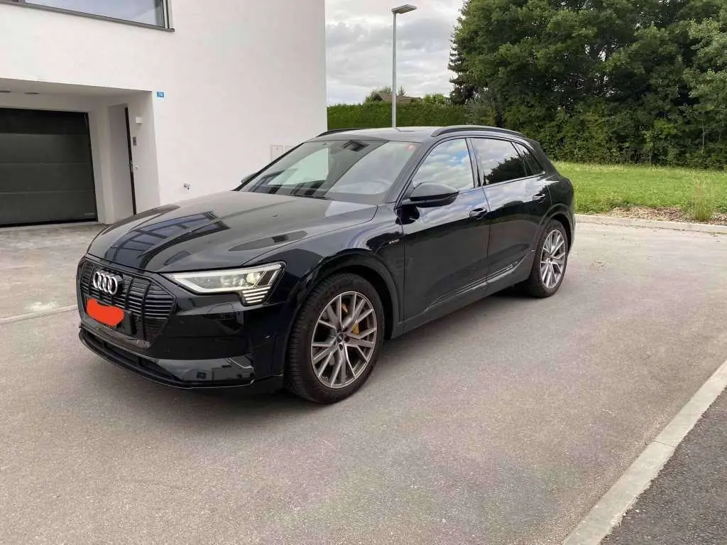 Audi e-tron 55 Advanced quattro — SUV électrique premium, 360 ch et équipement S-Line — vista esterna