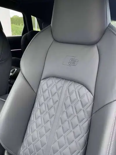 Audi e-tron 55 Advanced quattro — SUV électrique premium, 360 ch et équipement S-Line — cruscotto