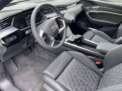 Audi e-tron 55 Advanced quattro — SUV électrique premium, 360 ch et équipement S-Line — interni