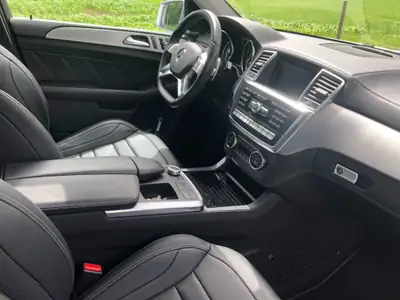 Mercedes-Benz ML 63 AMG 4Matic Speedshift — SUV haute performance, 525 ch sans compromis — Miniature 7