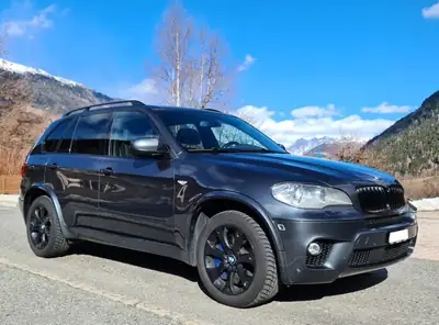 BMW X5 xDrive 50i — SUV premium 408 ch, équipement complet et sécurité maximale — vista esterna