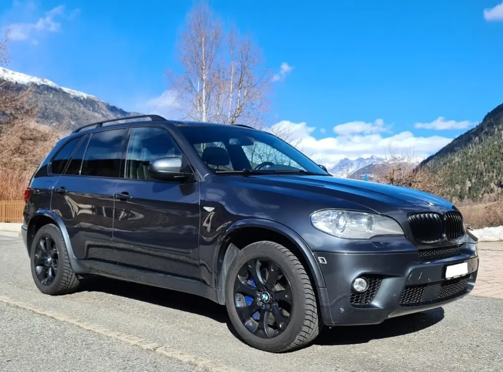 BMW X5 xDrive 50i — SUV premium 408 ch, équipement complet et sécurité maximale — vista esterna