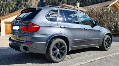 BMW X5 xDrive 50i — SUV premium 408 ch, équipement complet et sécurité maximale — vista posteriore