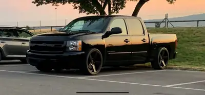 Chevrolet Silverado Crew Cab — Puissant pickup américain 299 ch, sans accident — vue extérieure