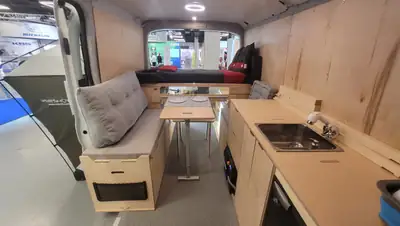 Ford E-Transit Van 350 L2 — Utilitaire électrique polyvalent, transformable en espace de travail mobile — Außenansicht