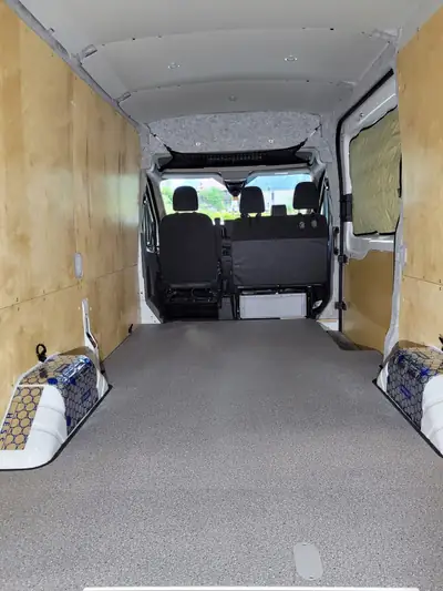 Ford E-Transit Van 350 L2 — Utilitaire électrique polyvalent, transformable en espace de travail mobile — Heckansicht