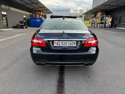 Mercedes-Benz E 63 AMG — Berline sport 525 ch, performance authentique — fianco