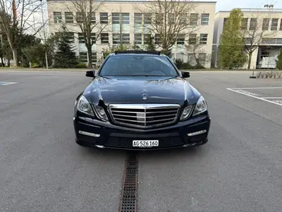 Mercedes-Benz E 63 AMG — Berline sport 525 ch, performance authentique — vista posteriore