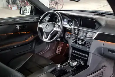 Mercedes-Benz E 63 AMG — Berline sport 525 ch, performance authentique — Miniatura 12