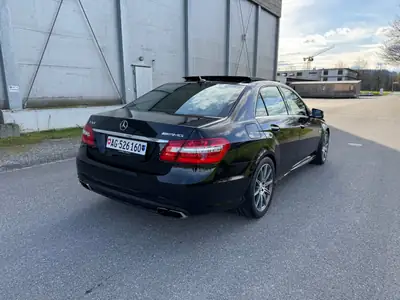 Mercedes-Benz E 63 AMG — Berline sport 525 ch, performance authentique — Miniatura 10