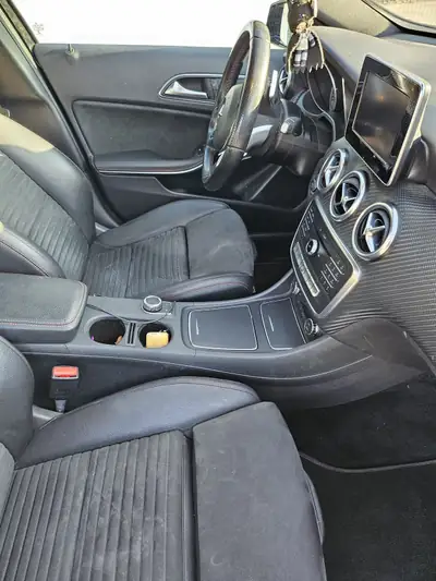 Mercedes-Benz A 220 AMG Line 4Matic — Berline compacte sportive, 90'000 km, sans sinistre — cruscotto
