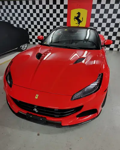 Ferrari Portofino M — Cabriolet sportif 2023, 620 ch, carbone rouge exclusif — vue extérieure
