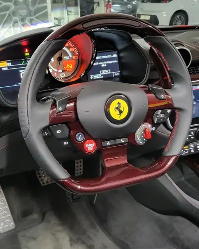 Ferrari Portofino M — Cabriolet sportif 2023, 620 ch, carbone rouge exclusif — détail