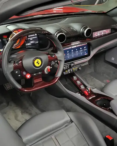 Ferrari Portofino M — Cabriolet sportif 2023, 620 ch, carbone rouge exclusif — tableau de bord