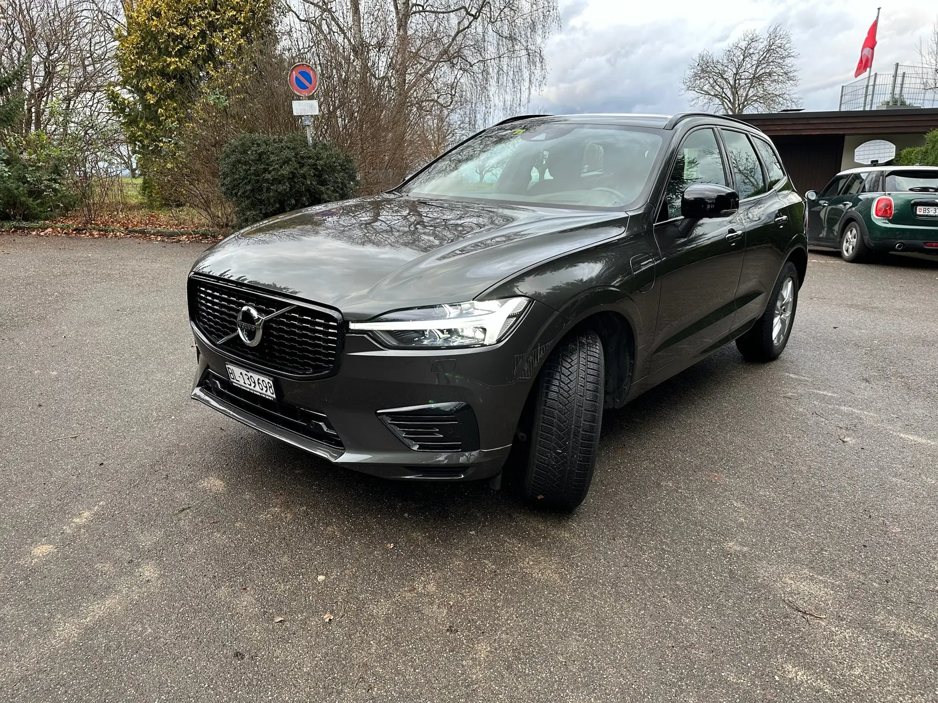 Volvo XC60 T6 eAWD R-Design — Hybride rechargeable, 42'300 km seulement — vue extérieure