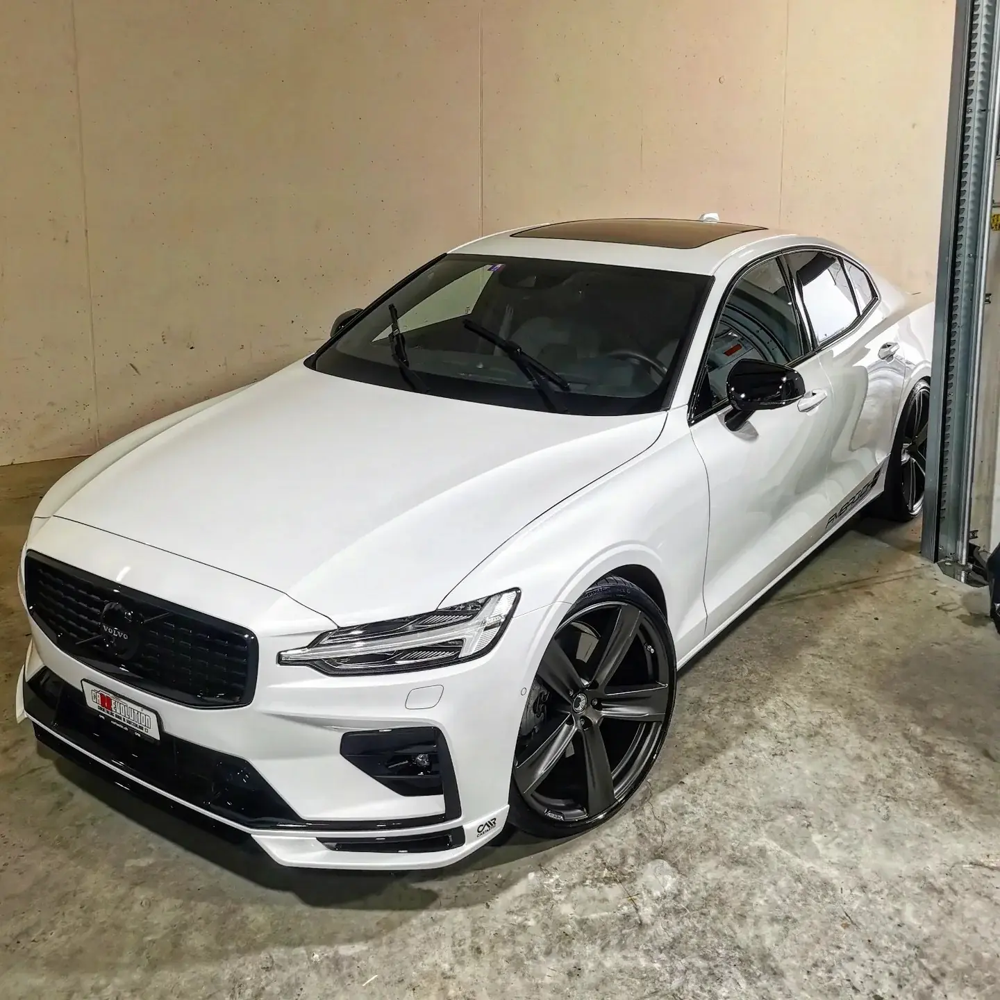 Volvo S60 B5 AWD — Berline suédoise hybride légère, 66'000 km seulement — vista esterna