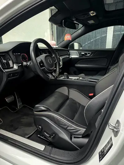 Volvo S60 B5 AWD — Berline suédoise hybride légère, 66'000 km seulement — Miniatura 9