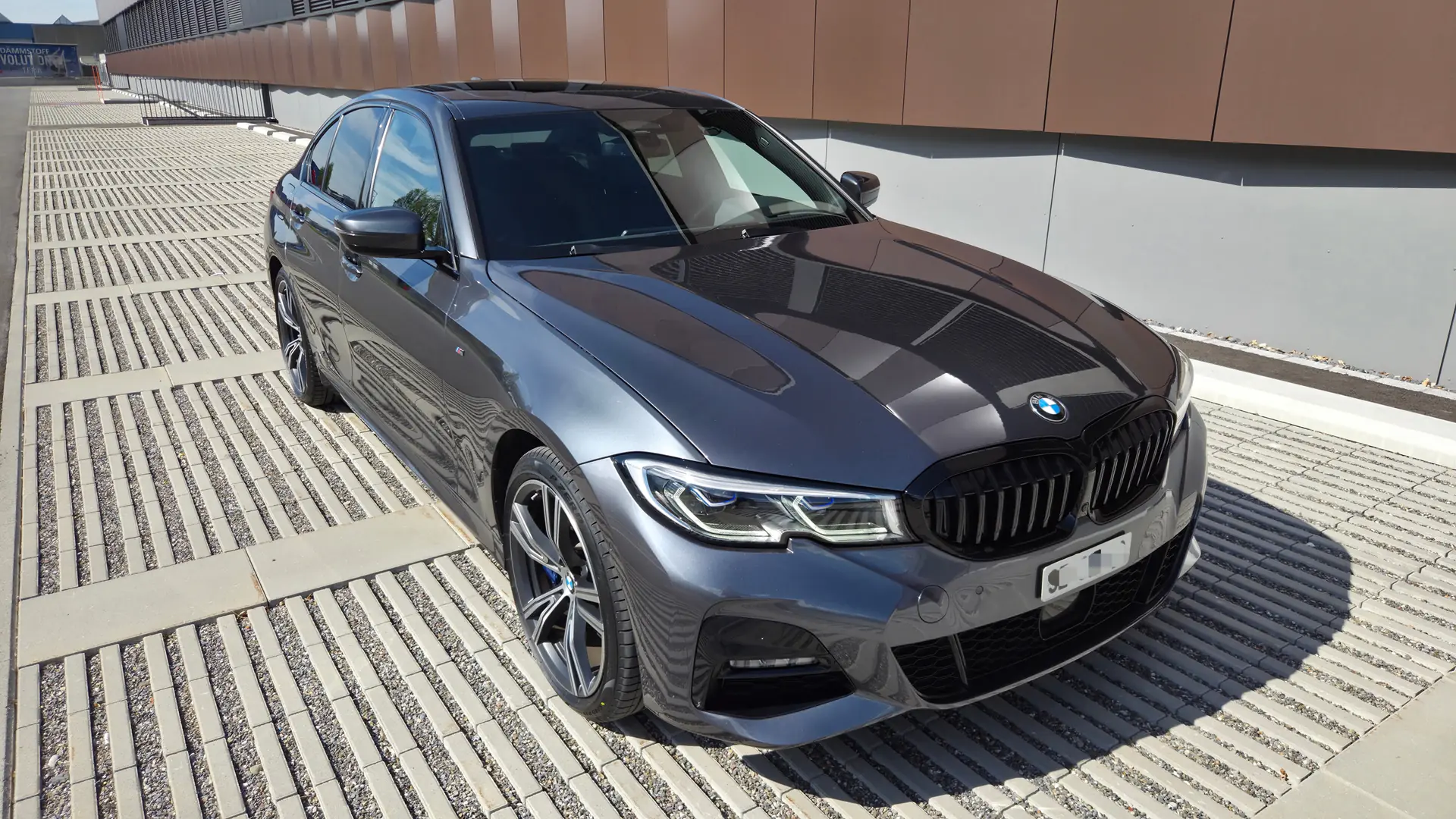 BMW 330e Steptronic M Sport — Berline hybride rechargeable, 89 900 km, état impeccable — vue extérieure