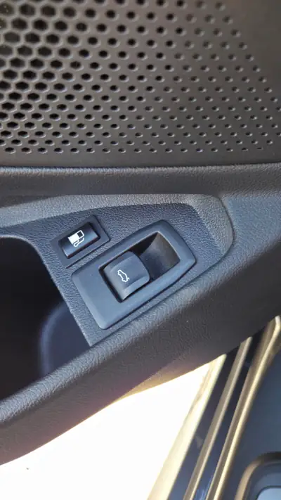 BMW 330e Steptronic M Sport — Berline hybride rechargeable, 89 900 km, état impeccable — Miniature 15
