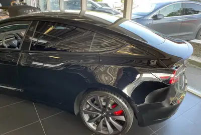 Tesla Model 3 Performance Dual Motor AWD — 513 ch, électrique haute performance, 32 000 km — intérieur