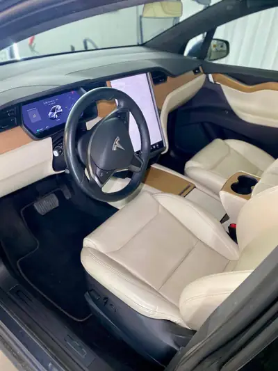 Tesla Model X Maximale-Reichweite — SUV électrique 7 places, 573 ch, garantie batterie prolongée — Innenraum