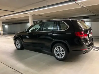 BMW X5 xDrive 25d Steptronic — SUV premium diesel, 67'000 km, sans sinistre — vista posteriore
