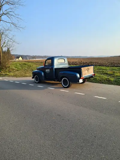 Ford F1-Pickup 1949 — Un classique américain authentique, moteur 4L essence — Heckansicht