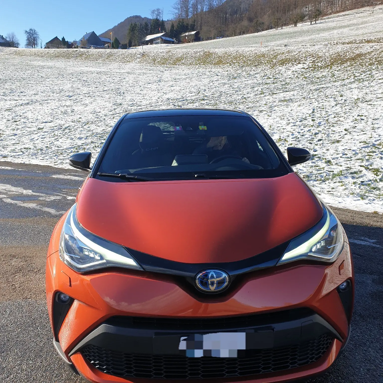 Toyota C-HR 2.0 HSD CVT — SUV compact hybride, première main, comme neuf — vue extérieure