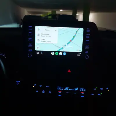 Toyota C-HR 2.0 HSD CVT — SUV compact hybride, première main, comme neuf — tableau de bord
