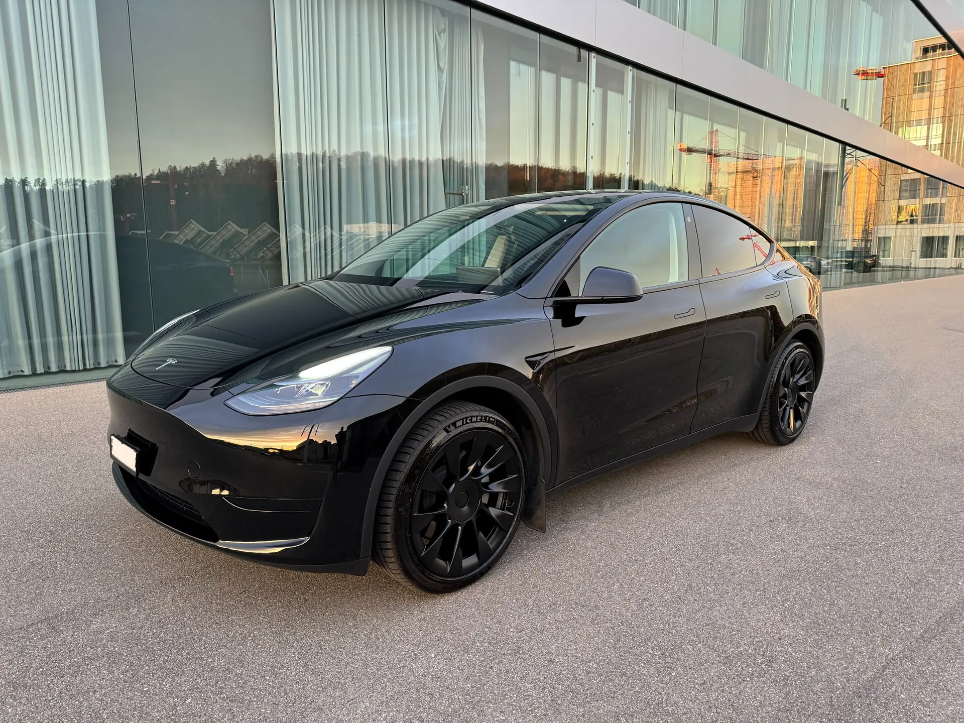 Tesla Model Y RWD 2023 — SUV électrique performant, 71'000 km seulement — vue extérieure