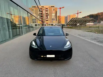 Tesla Model Y RWD 2023 — SUV électrique performant, 71'000 km seulement — côté