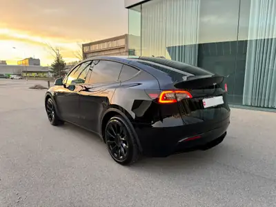 Tesla Model Y RWD 2023 — SUV électrique performant, 71'000 km seulement — intérieur