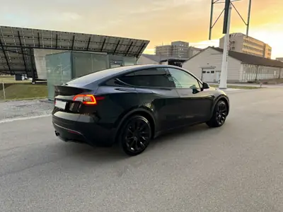 Tesla Model Y RWD 2023 — SUV électrique performant, 71'000 km seulement — détail