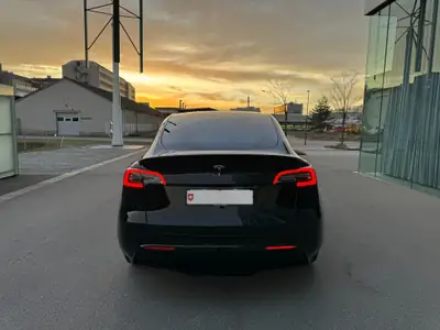 Tesla Model Y RWD 2023 — SUV électrique performant, 71'000 km seulement — tableau de bord