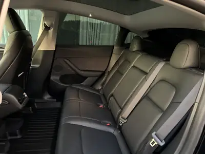 Tesla Model Y RWD 2023 — SUV électrique performant, 71'000 km seulement — Miniature 18
