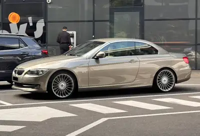 BMW 335i Cabriolet — Roadster sportif 2011, état impeccable et Apple CarPlay — Seitenansicht