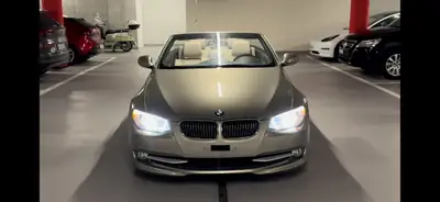 BMW 335i Cabriolet — Roadster sportif 2011, état impeccable et Apple CarPlay — Heckansicht