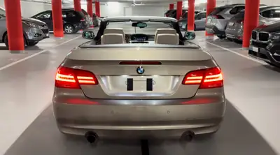 BMW 335i Cabriolet — Roadster sportif 2011, état impeccable et Apple CarPlay — Innenraum